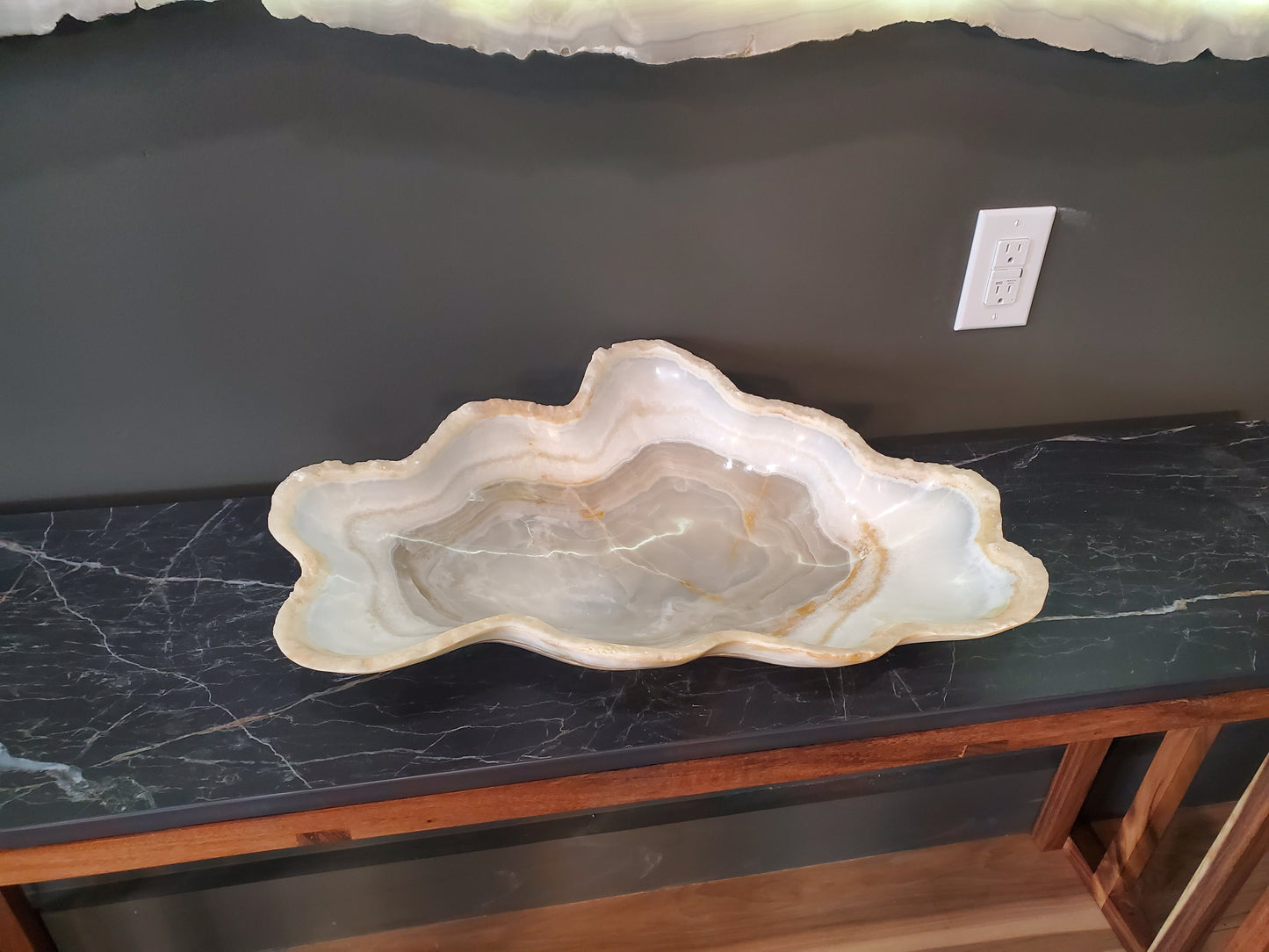 White & Beige Onyx Centerpiece