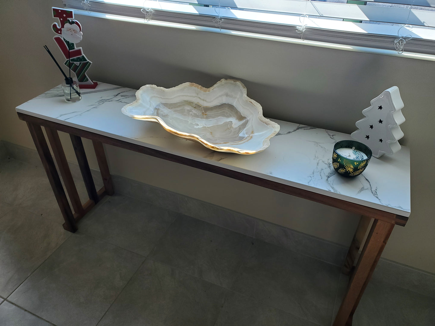 White & Beige Onyx Centerpiece