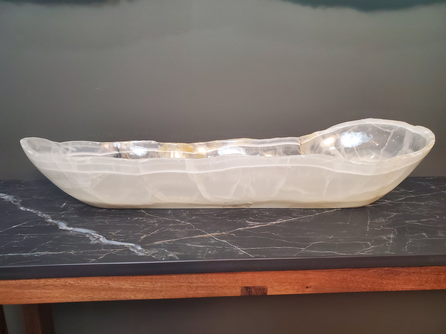 White & Beige Onyx Canoe Centerpiece