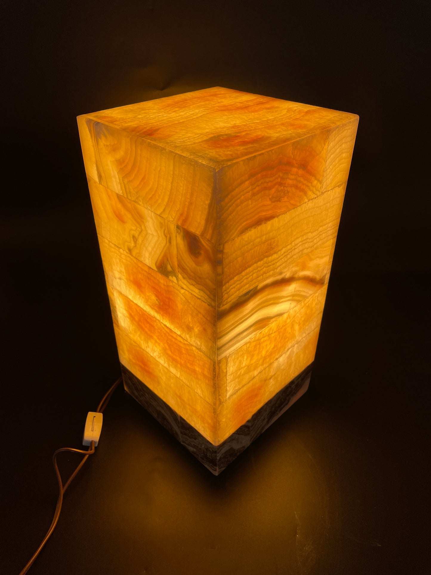 Beige/Black Closed Decorative Onyx lamp