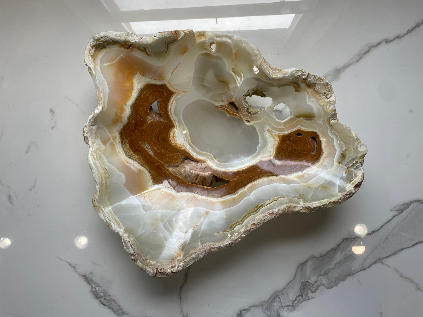White/Brown Medium Onyx centerpiece