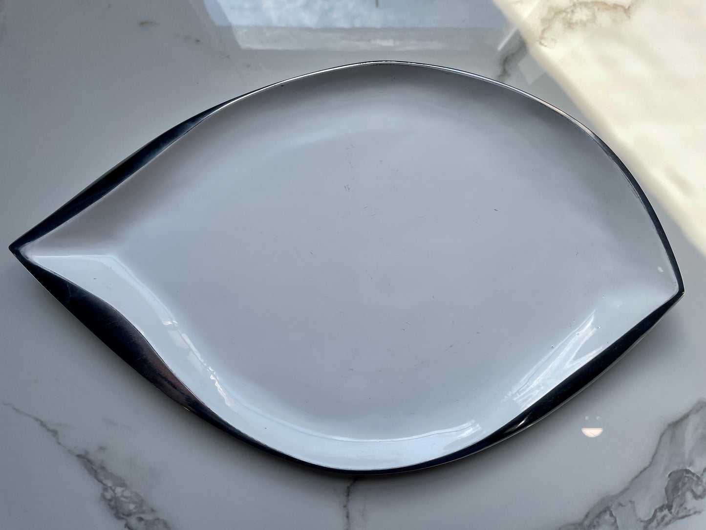 White 2pc Leaf Pewter Tray Set