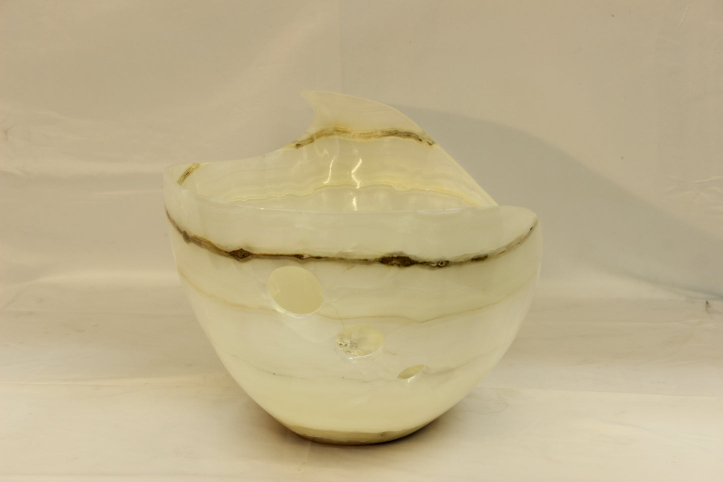 White & Beige Veined Onyx Centerpiece