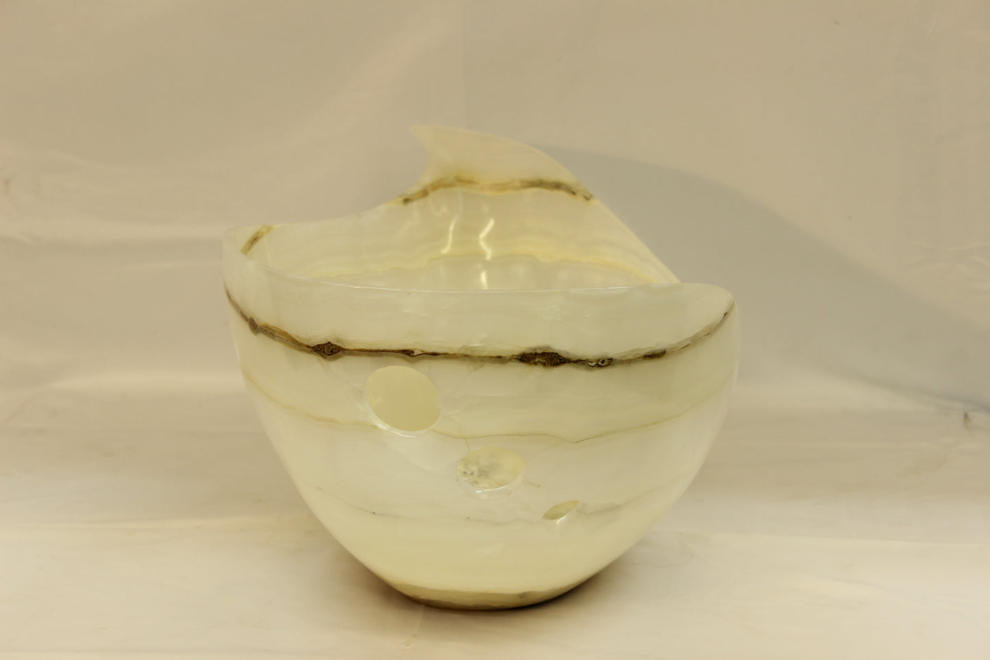 White & Beige Veined Onyx Centerpiece