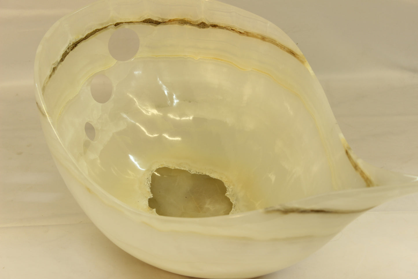 White & Beige Veined Onyx Centerpiece
