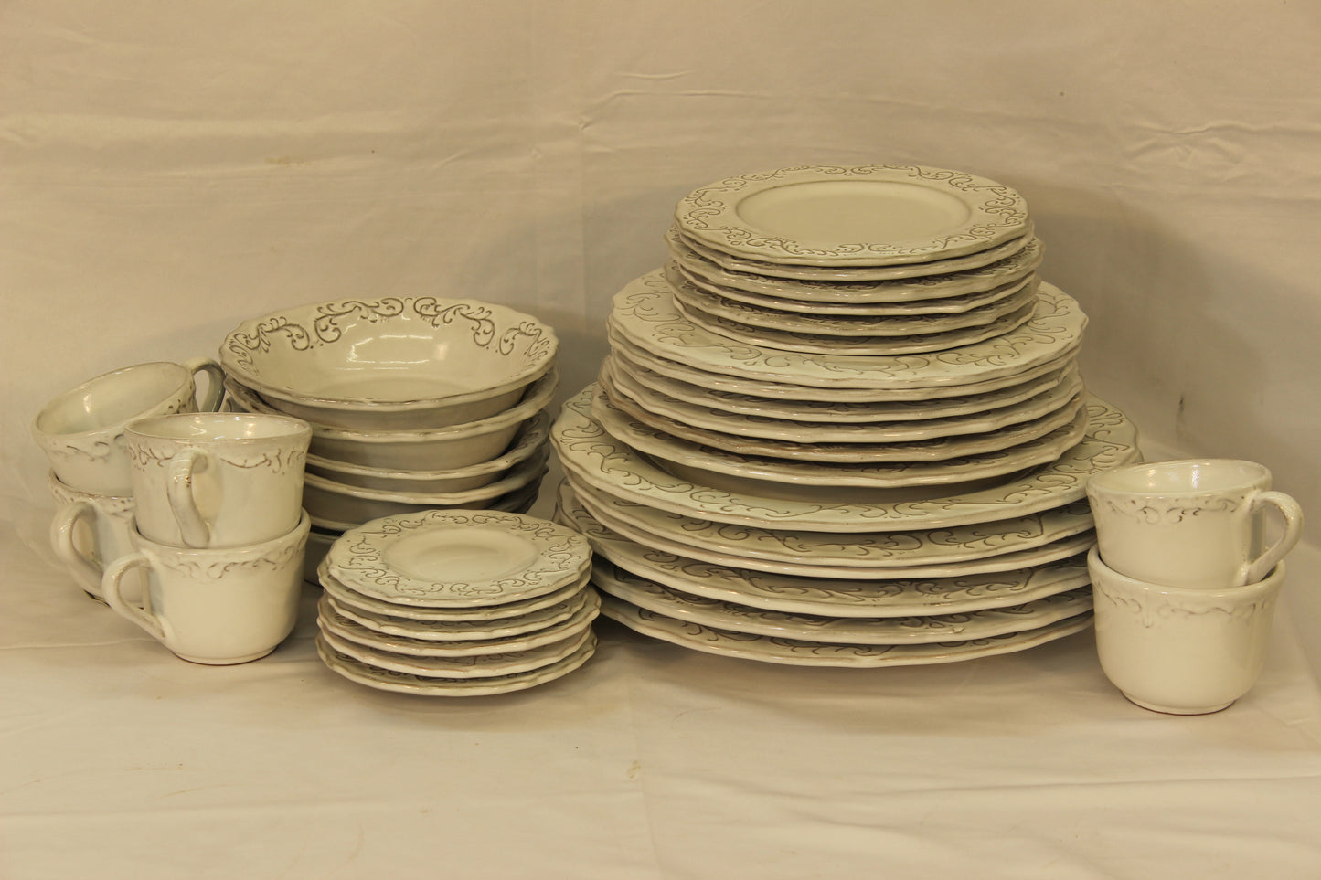 36 pc Florencia Traditional Ceramic Dinnerware Set (For 6 People)