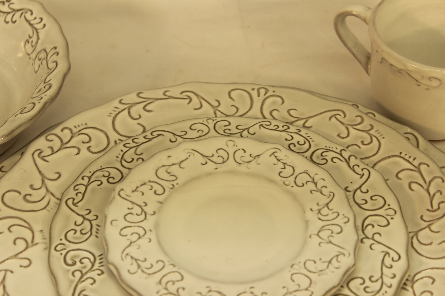 36 pc Florencia Traditional Ceramic Dinnerware Set (For 6 People)